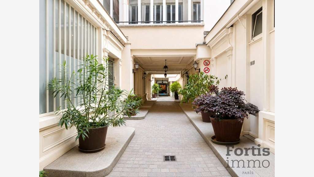 PARIS 9 - MURS COMMERCIAUX 262 M²
