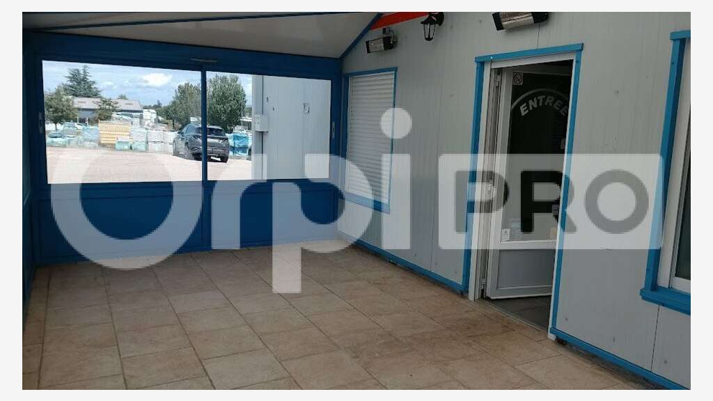 Local commercial 210m² à vendre à Péronnas