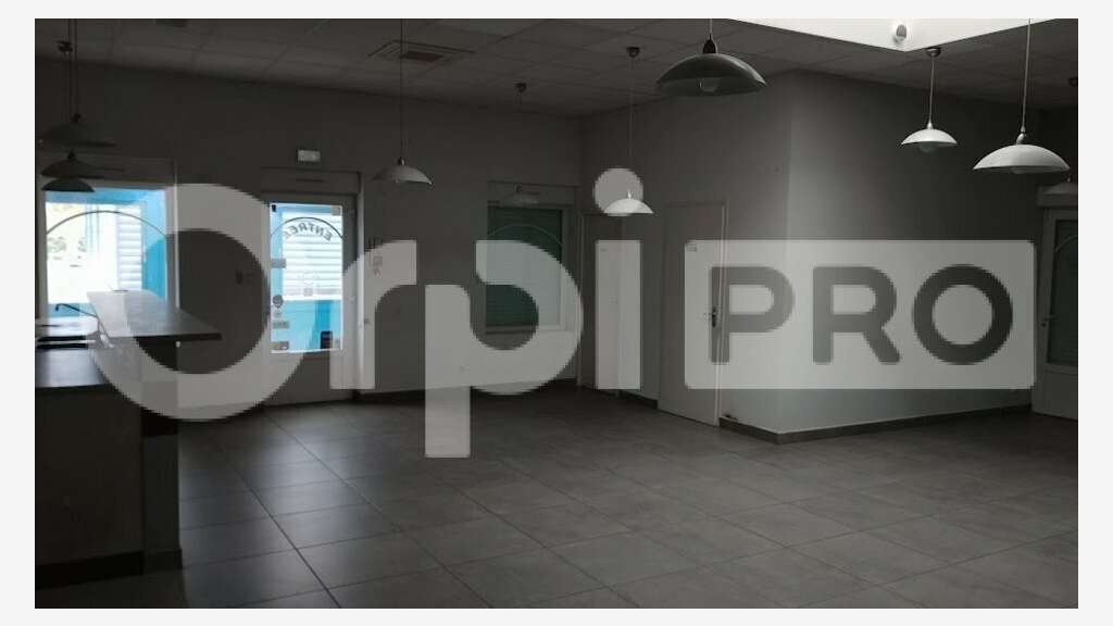 Local commercial 210m² à vendre à Péronnas