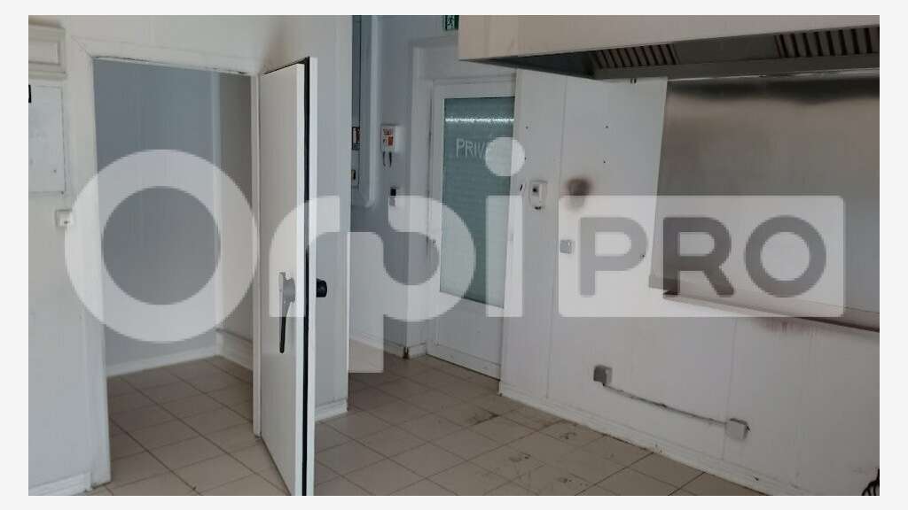 Local commercial 210m² à vendre à Péronnas