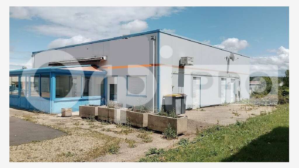 Local commercial 210m² à vendre à Péronnas