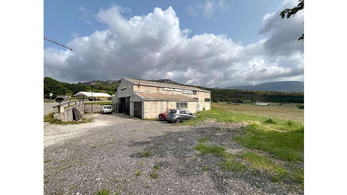 Local commercial 364m² terrain 1608m² à Peyroules