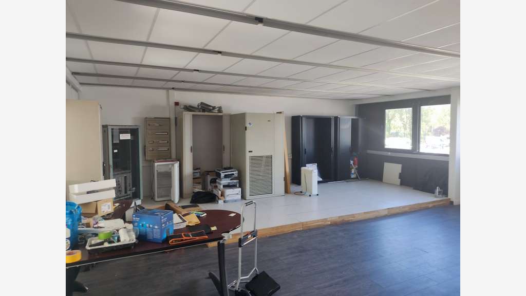 AV local d'activités 3000m² sur 7000m² à Plaisir