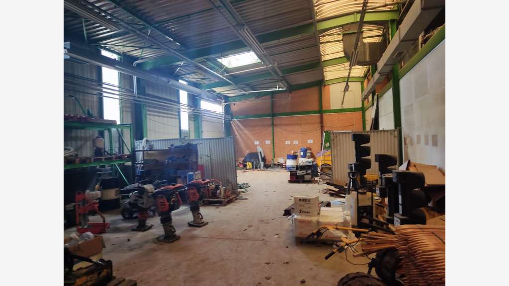 AV local d'activités 3000m² sur 7000m² à Plaisir
