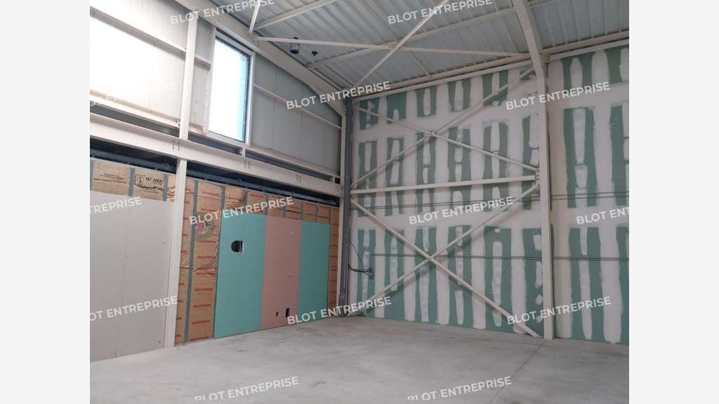 À VENDRE / À LOUER - LOCAL COMMERCIAL - 330 m² - P