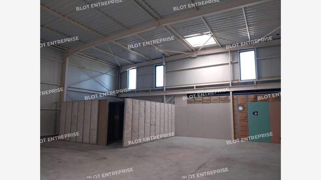 À VENDRE / À LOUER - LOCAL COMMERCIAL - 330 m² - P