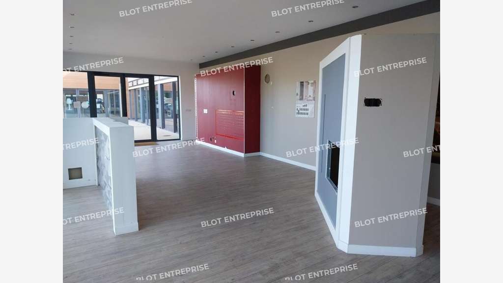 À VENDRE / À LOUER - LOCAL COMMERCIAL - 330 m² - P