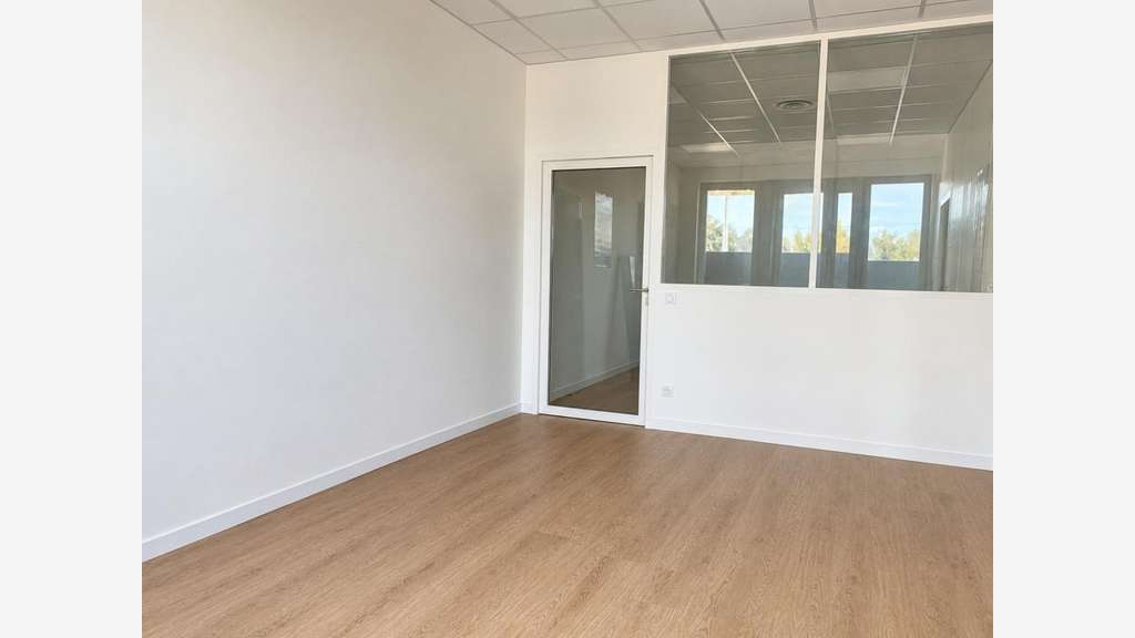 Local sans travaux, emplacement premium, parking