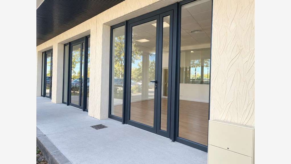 Local sans travaux, emplacement premium, parking
