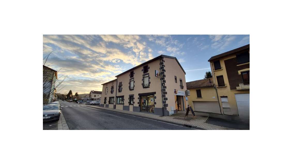 Immeuble commercial loué à vendre à Pontaumur