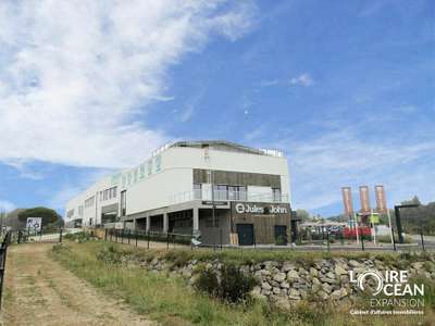 A vendre local bureau commercial 555m² à Pornic