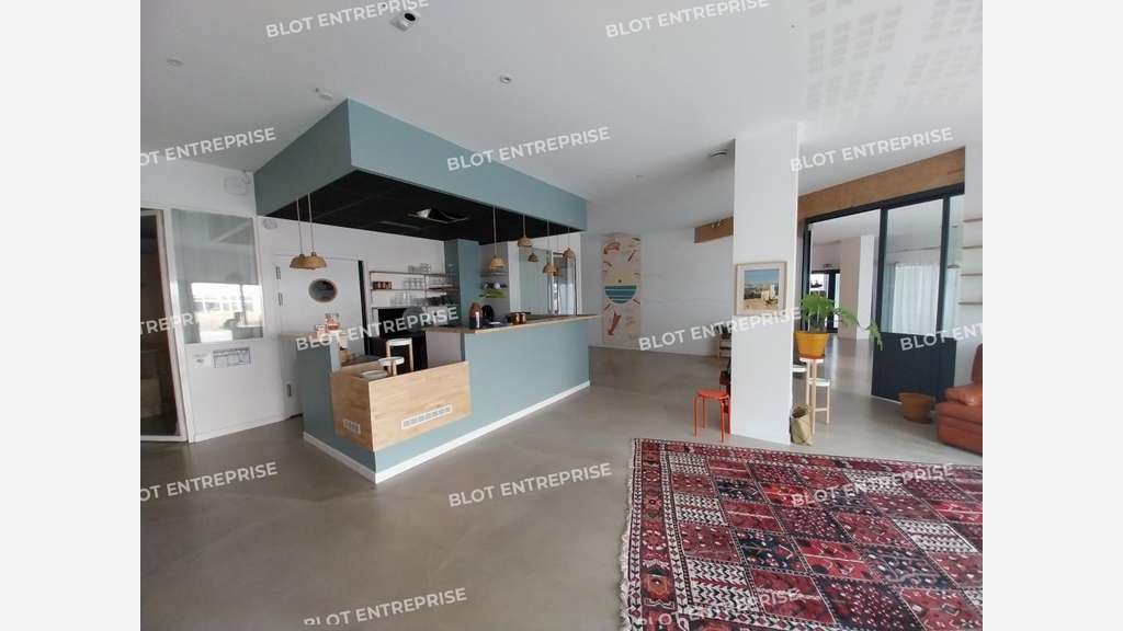À VENDRE - LOCAUX COMMERCIAUX - 170 M² - PORNICHET