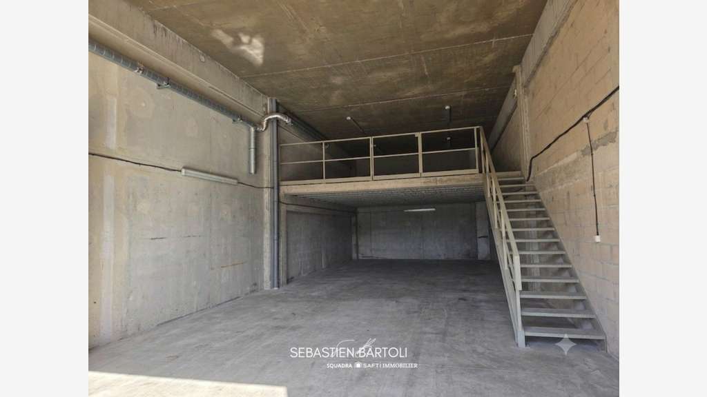 Murs commerciaux garage de 150m2