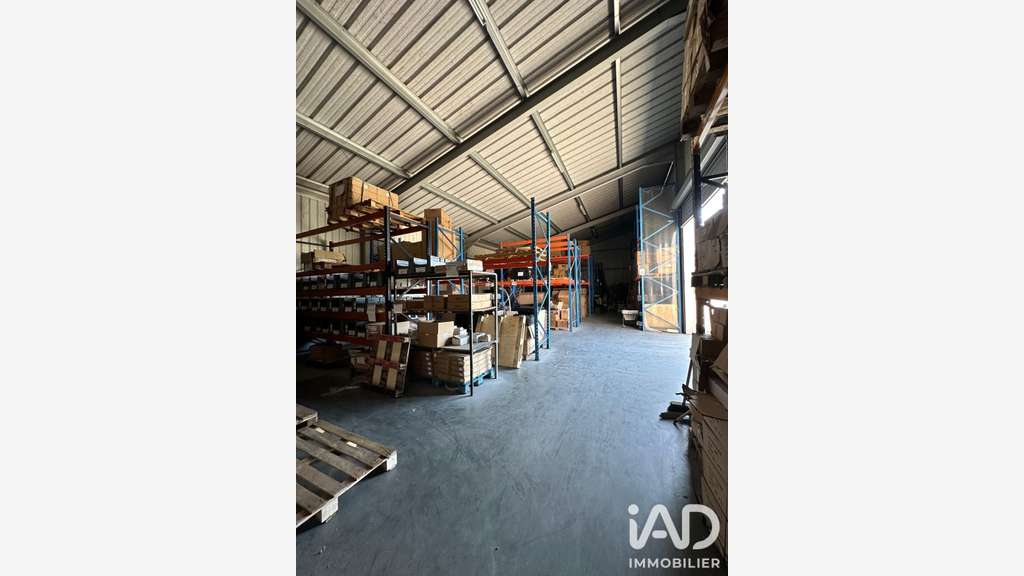 Vente entrepôt 180m² avec extérieur à Preignac