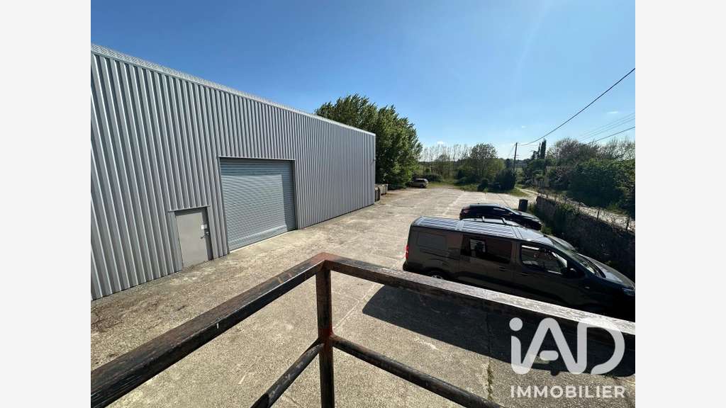Vente entrepôt 180m² avec extérieur à Preignac