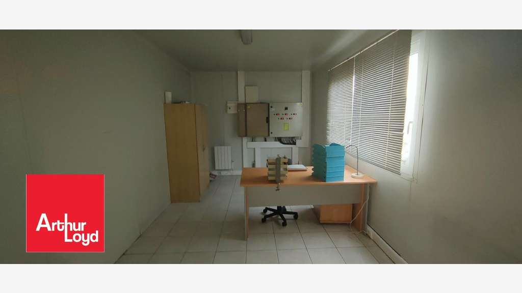 AV local d'activités de 283m² à Prunay-le-Gillon