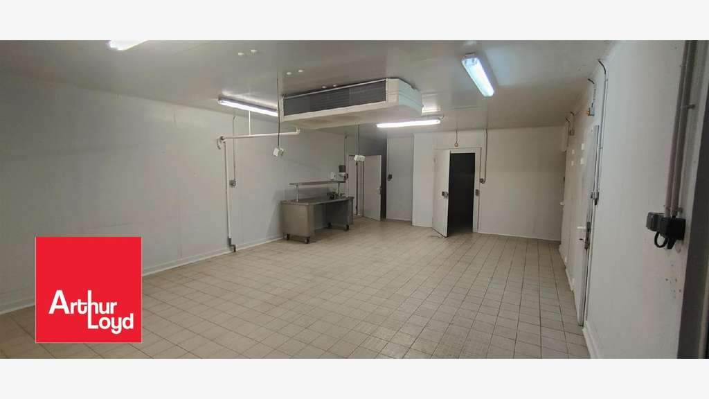 AV local d'activités de 283m² à Prunay-le-Gillon