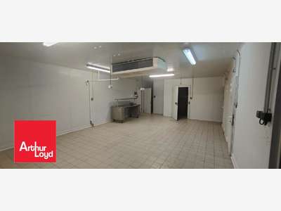 AV local d'activités de 283m² à Prunay-le-Gillon