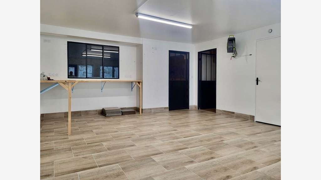 Local/bureau de 115m² à vendre à Publier (74)