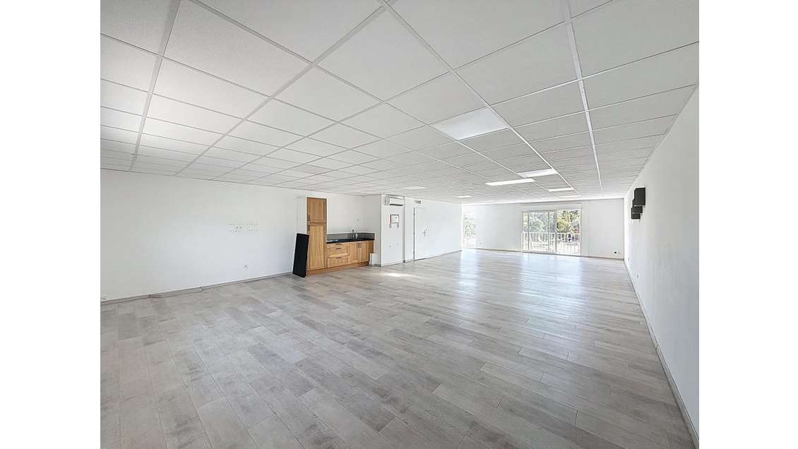 AV local commercial 100m² à Puget-sur-Argens