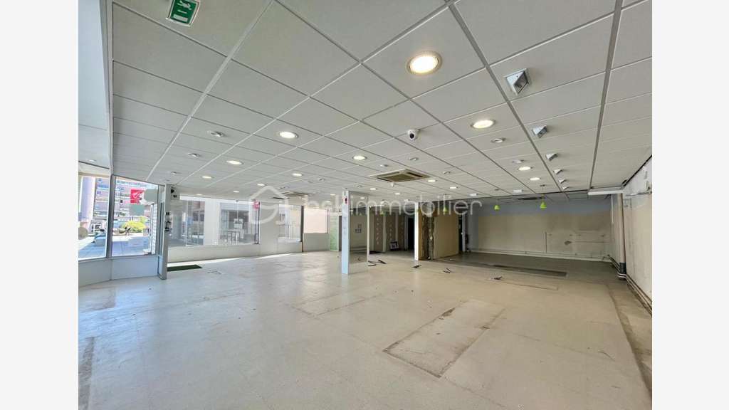 Local commercial 211m² à Quetigny Place centrale 