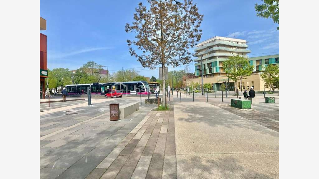 Local commercial 211m² à Quetigny Place centrale 
