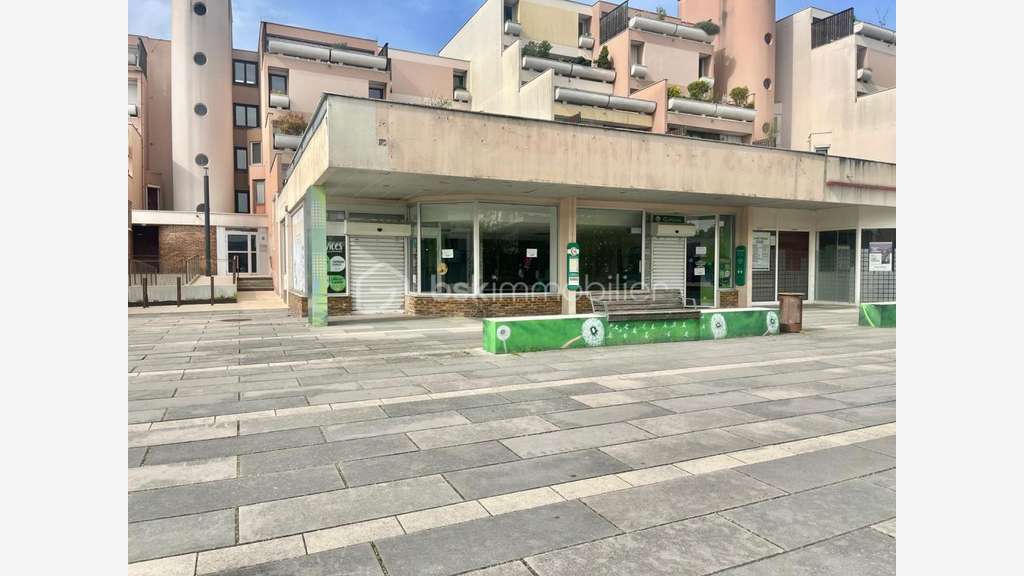 Local commercial 211m² à Quetigny Place centrale 
