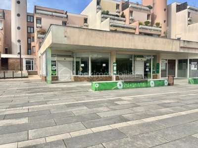 Local commercial 211m² à Quetigny Place centrale 