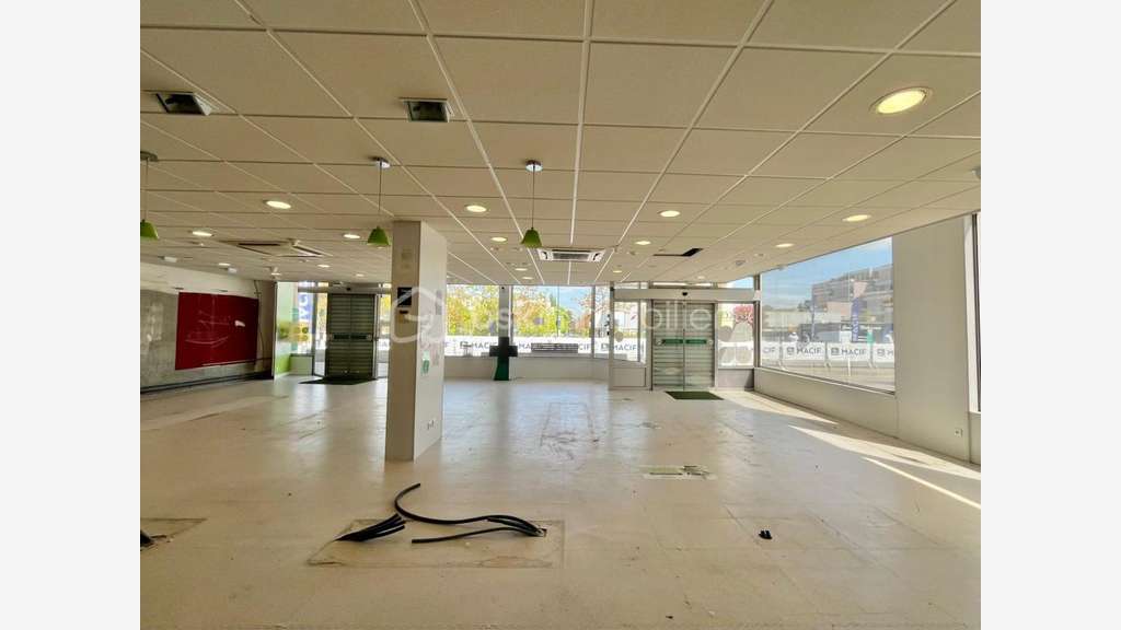 Local commercial 211m² à Quetigny Place centrale 