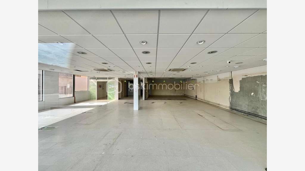 Local commercial 211m² à Quetigny Place centrale 