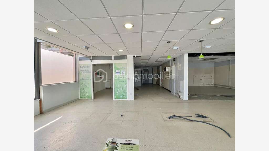Local commercial 211m² à Quetigny Place centrale 