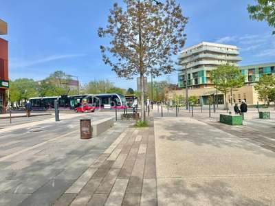 Local commercial 211m² à Quetigny Place centrale 