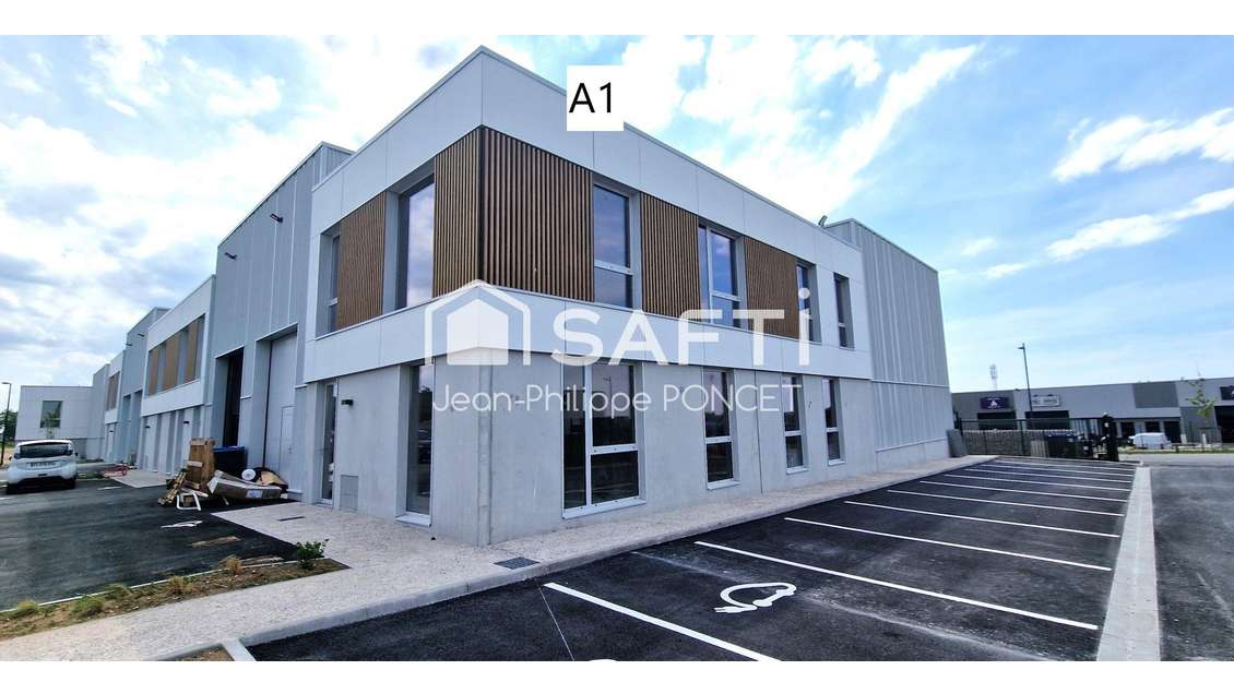 Bâtiment commerciaux avec entrepôt et bureaux