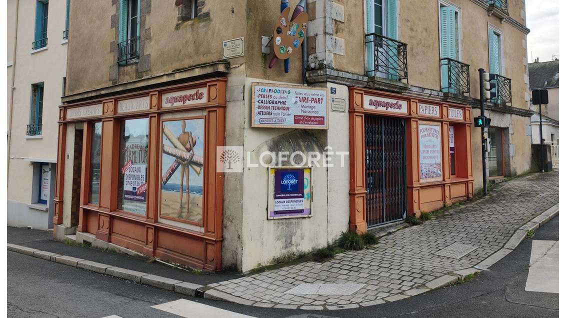 AV local commercial 140m² belle visibilité à Redon