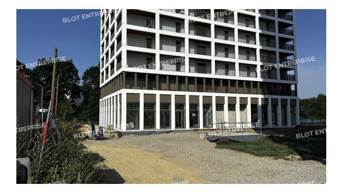 A VENDRE - LOCAUX COMMERCIAUX 81 m² - RENNES