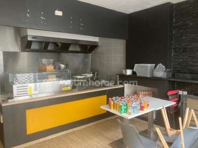 Local 30m² emplacement N°1 sur Rochefort