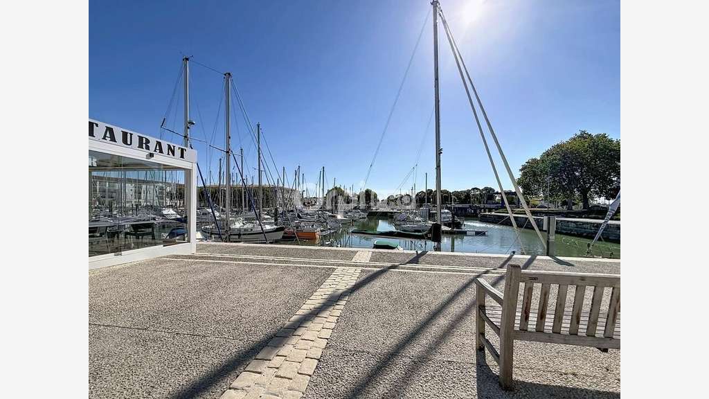 ROCHEFORT - LOCAL COMMERCIAL à vendre