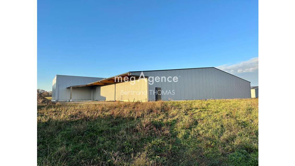 A vendre local commercial 1800m² à Romagné