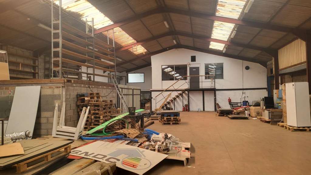 AV bureaux et entrepôt 900m² Rouxmesnil-Bouteilles