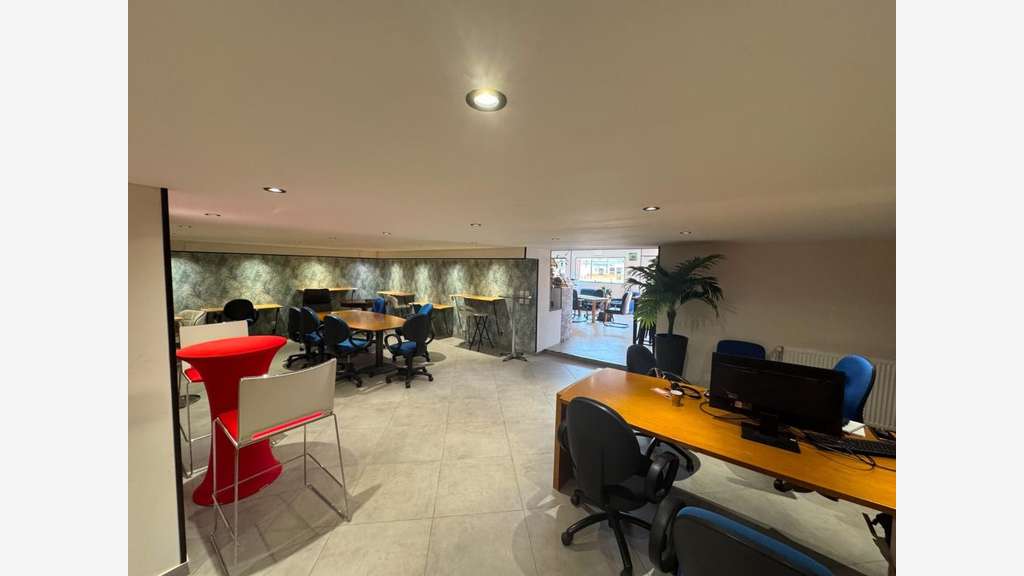 AV bureaux et entrepôt 900m² Rouxmesnil-Bouteilles