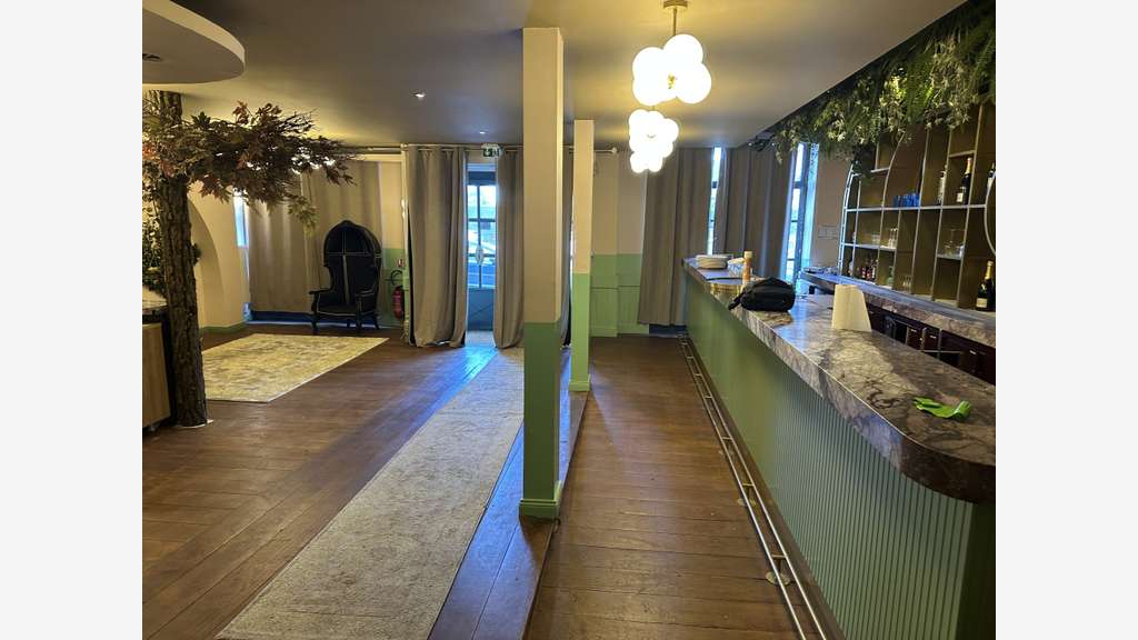 A vendre murs bar restaurant avec logement 92