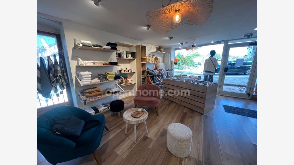 Cède local commercial de 90m² à Rumilly empl strat