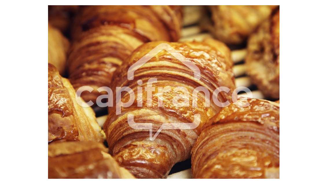 Local 1144m² avec places de parking à Ruy