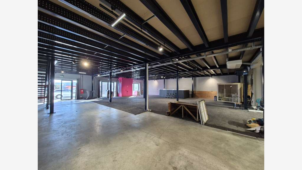 Vente local commercial de 1000m² à Saint-Esteve