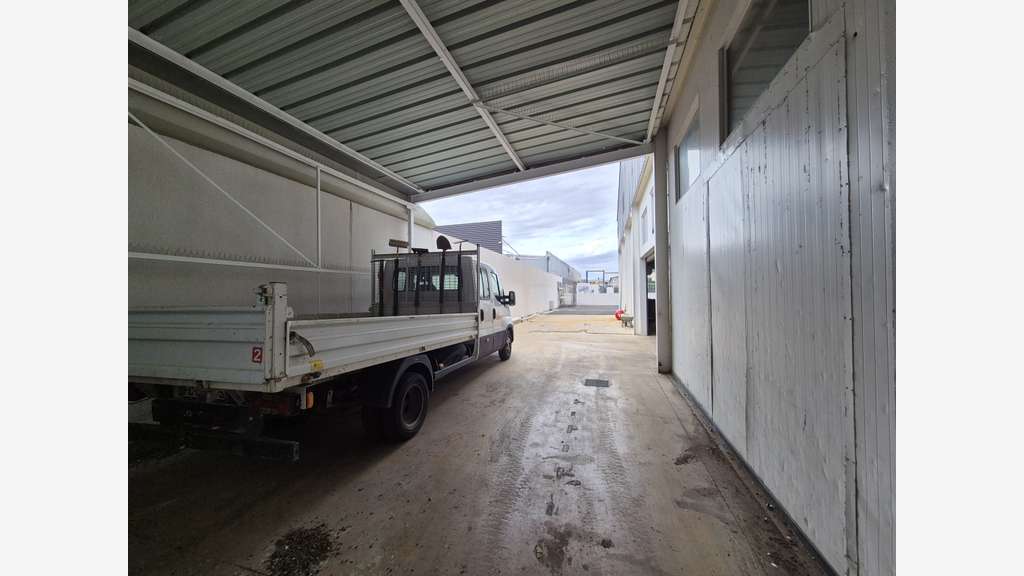 Vente local commercial de 1000m² à Saint-Esteve