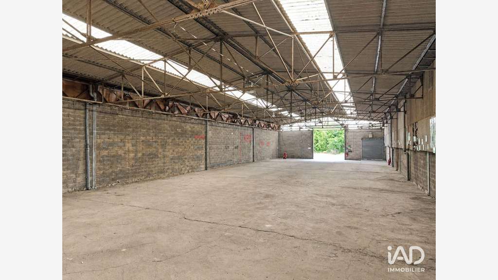 A louer dépôt 591m² accès poids lourds St-Étienne