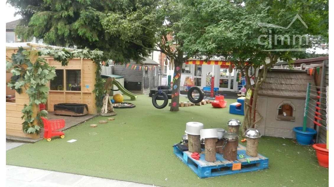 Crèche 72m² & T5 100m² sur terrain 556m² St-Fons