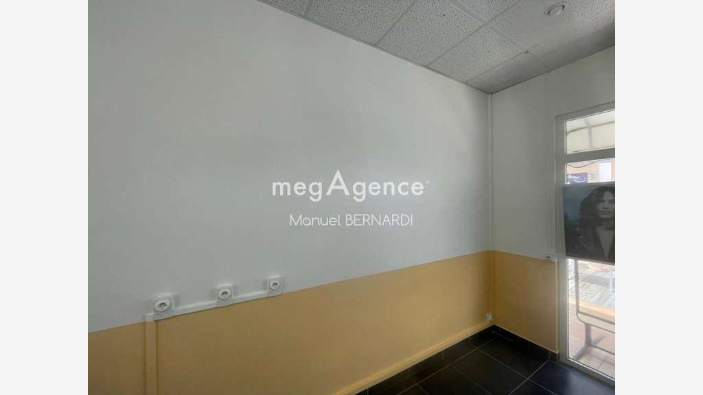 AV murs commerciaux 25m² + 2 terrasses St François