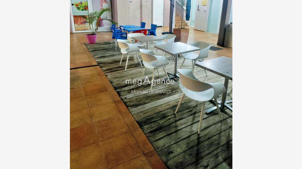 AV murs commerciaux 25m² + 2 terrasses St François