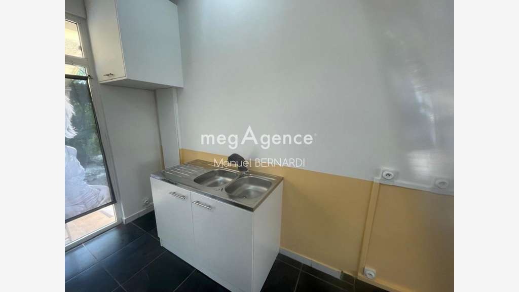 AV murs commerciaux 25m² + 2 terrasses St François